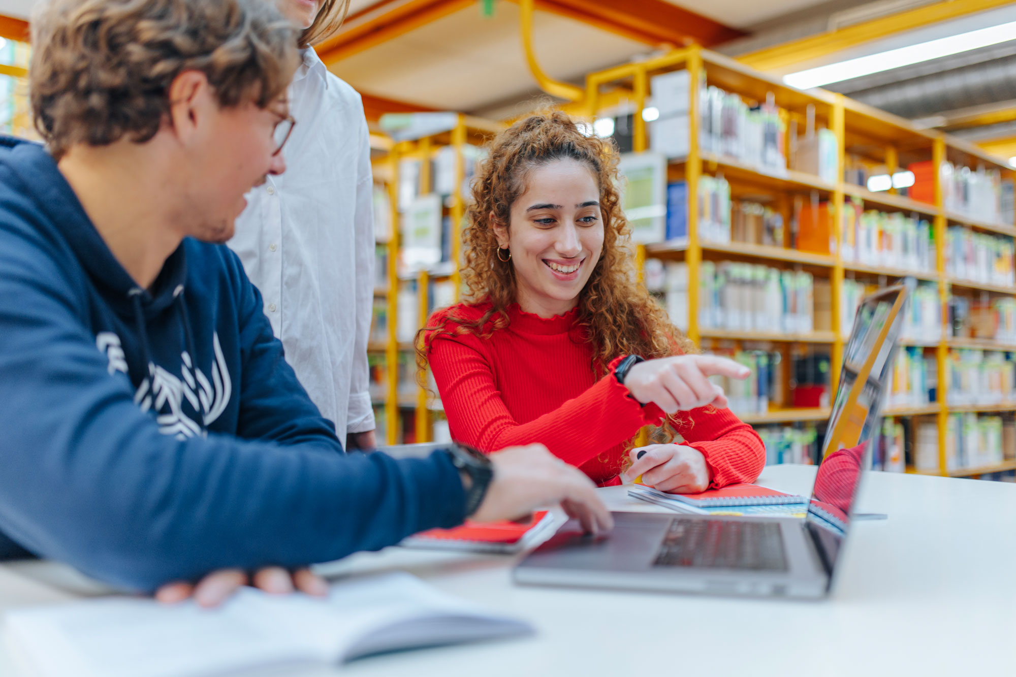 كيف تقارن بين الجامعات من حيث الرسوم الدراسية وتكاليف المعيشة؟