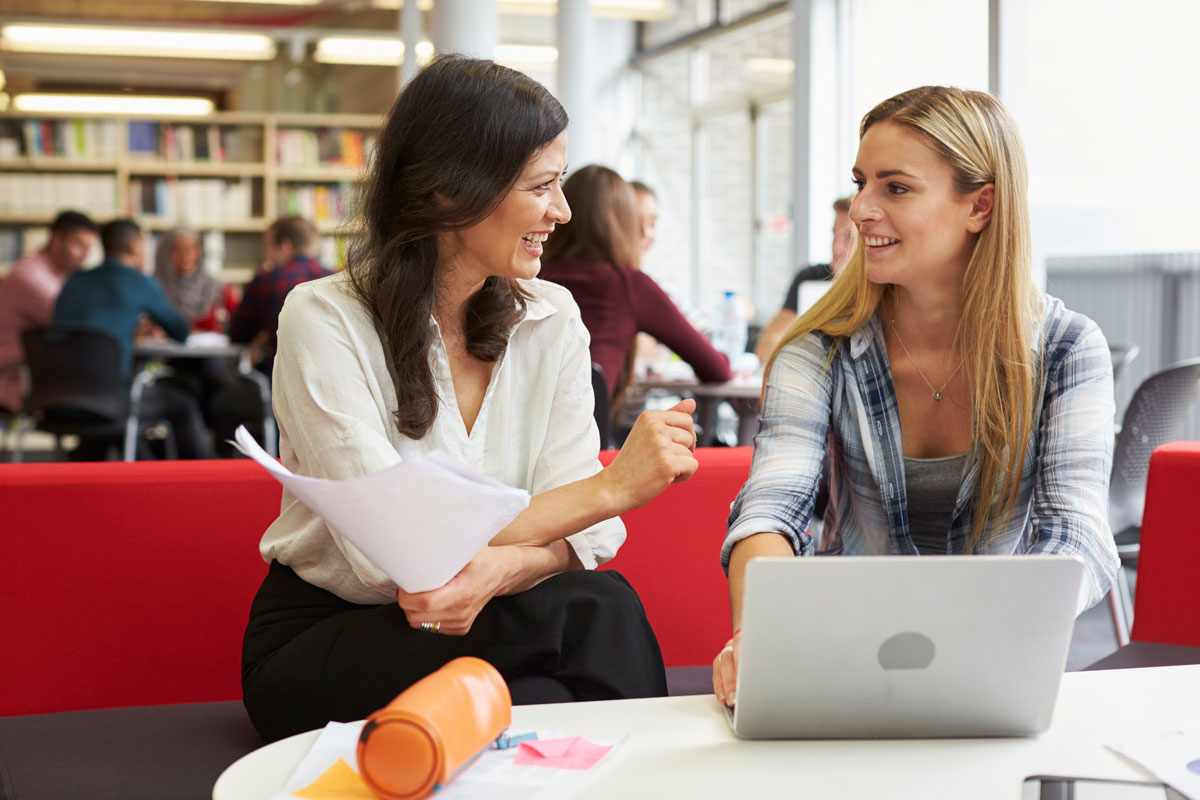 الفرق بين التقديم المباشر للجامعة والتقديم عبر مكتب استشارات تعليمية